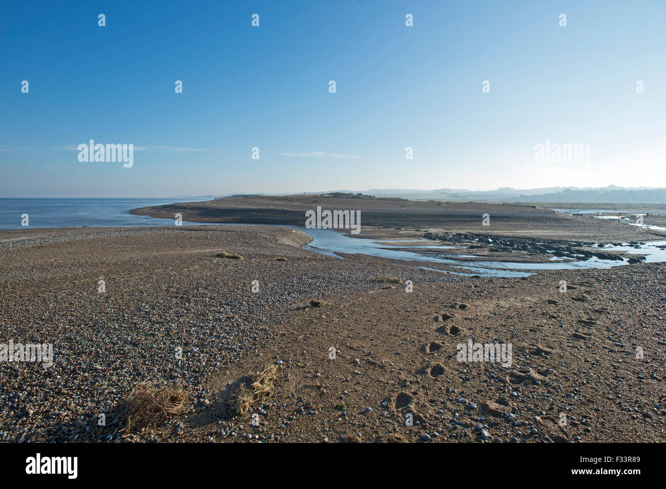 Effetti di paludi e spiaggia di ciottoli del 5 dicembre 2013 nel Mare del Nord a sovratensioni Cley paludi Norfolk Foto Stock