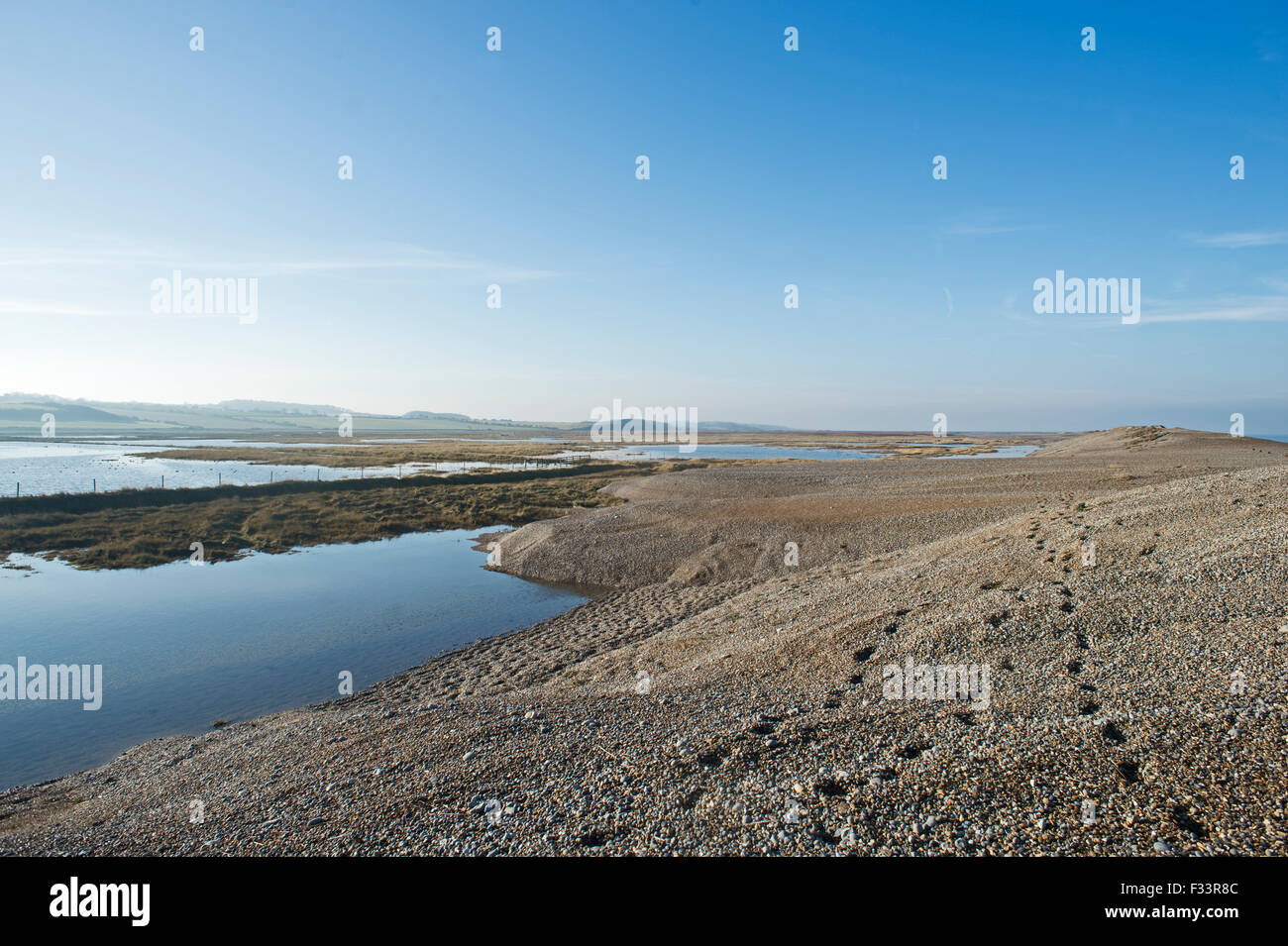 Effetti di paludi e spiaggia di ciottoli del 5 dicembre 2013 nel Mare del Nord a sovratensioni Cley paludi Norfolk Foto Stock