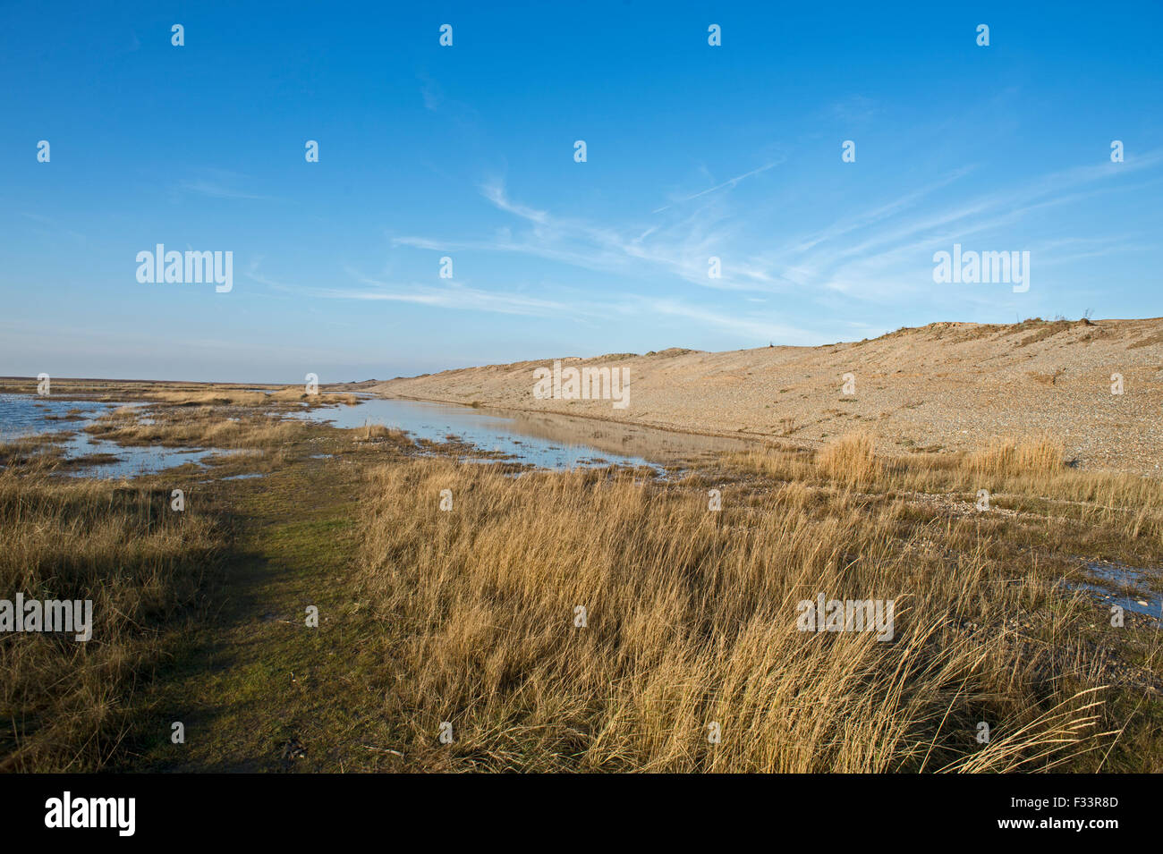 Effetti di paludi e spiaggia di ciottoli del 5 dicembre 2013 nel Mare del Nord a sovratensioni Cley paludi Norfolk Foto Stock