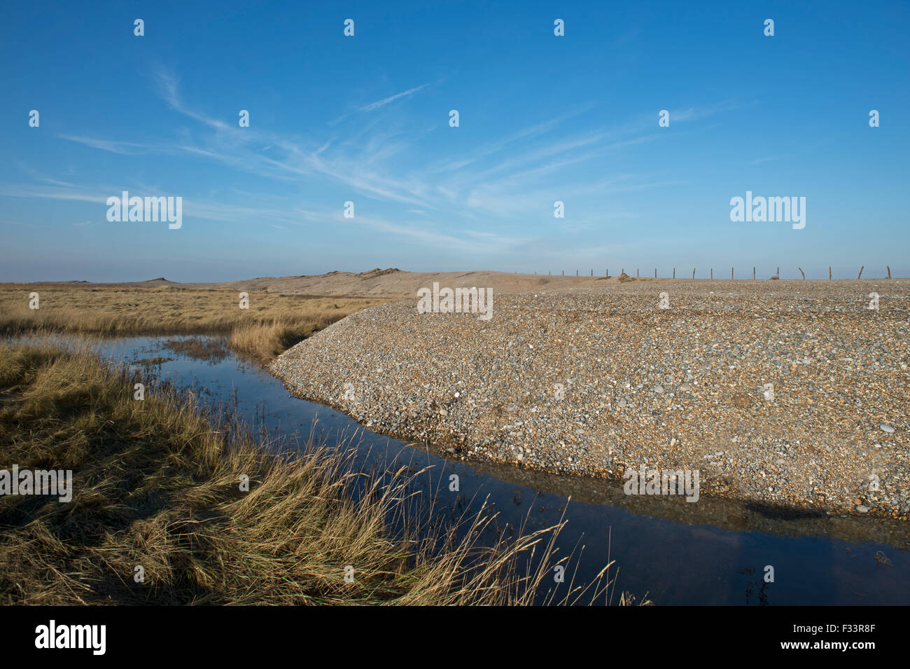 Effetti di paludi e spiaggia di ciottoli del 5 dicembre 2013 nel Mare del Nord a sovratensioni Cley paludi Norfolk Foto Stock