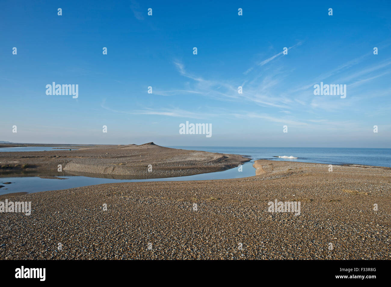 Effetti di paludi e spiaggia di ciottoli del 5 dicembre 2013 nel Mare del Nord a sovratensioni Cley paludi Norfolk Foto Stock