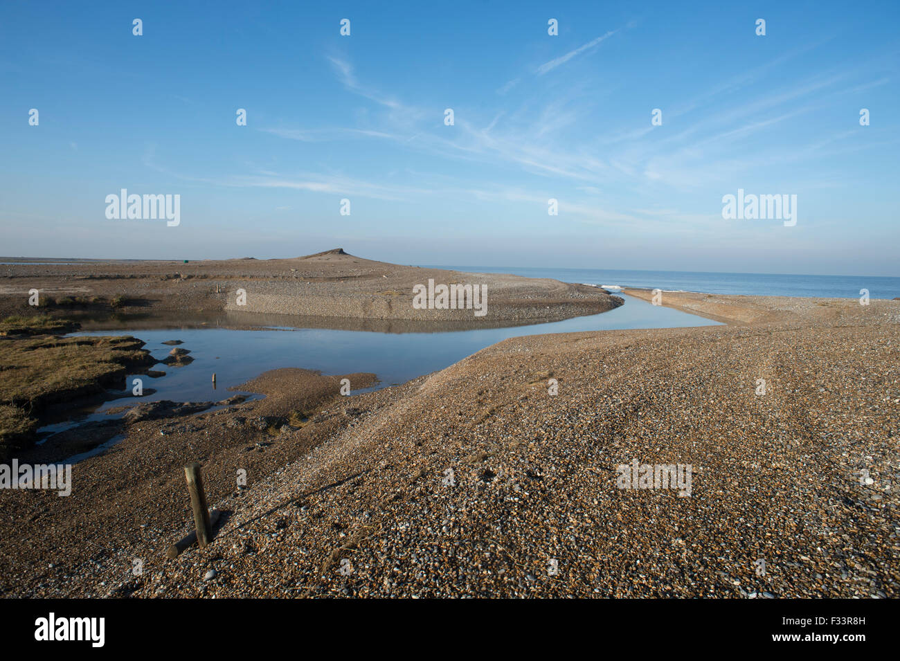 Effetti di paludi e spiaggia di ciottoli del 5 dicembre 2013 nel Mare del Nord a sovratensioni Cley paludi Norfolk Foto Stock