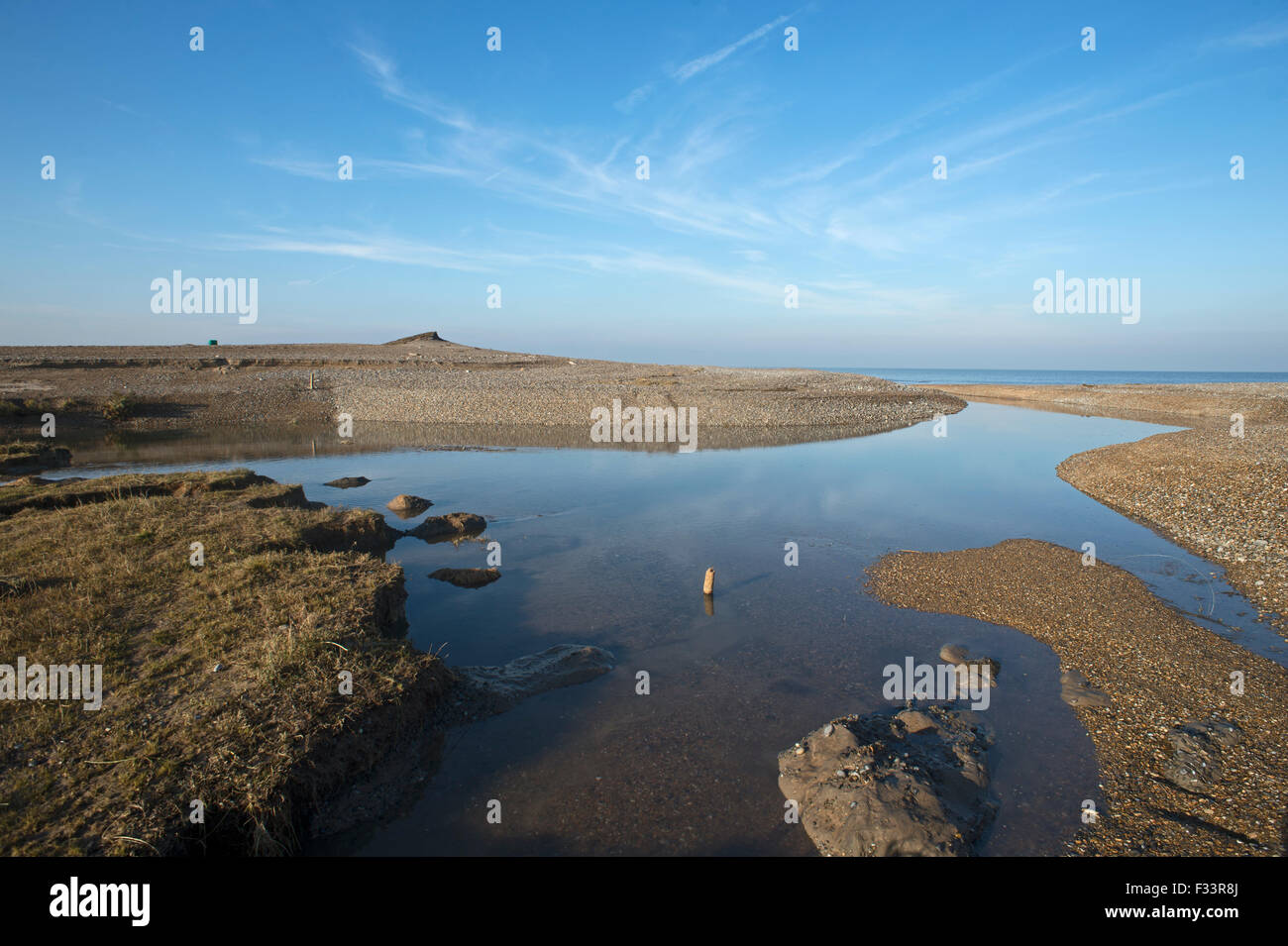Effetti di paludi e spiaggia di ciottoli del 5 dicembre 2013 nel Mare del Nord a sovratensioni Cley paludi Norfolk Foto Stock