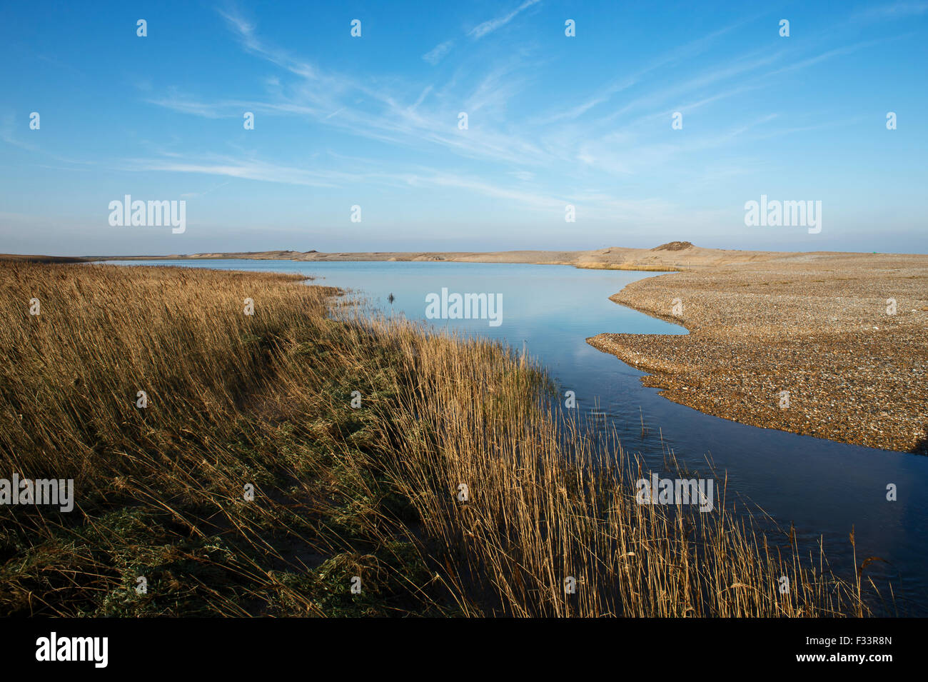Effetti di paludi e spiaggia di ciottoli del 5 dicembre 2013 nel Mare del Nord a sovratensioni Cley paludi Norfolk Foto Stock