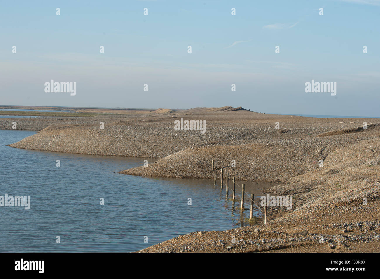 Effetti di paludi e spiaggia di ciottoli del 5 dicembre 2013 nel Mare del Nord a sovratensioni Cley paludi Norfolk Foto Stock