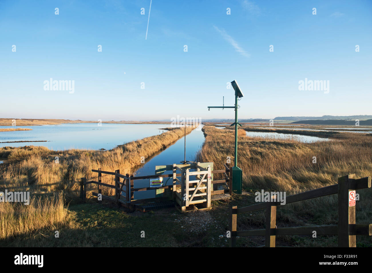 Effetti di paludi e spiaggia di ciottoli del 5 dicembre 2013 nel Mare del Nord a sovratensioni Cley paludi Norfolk Foto Stock