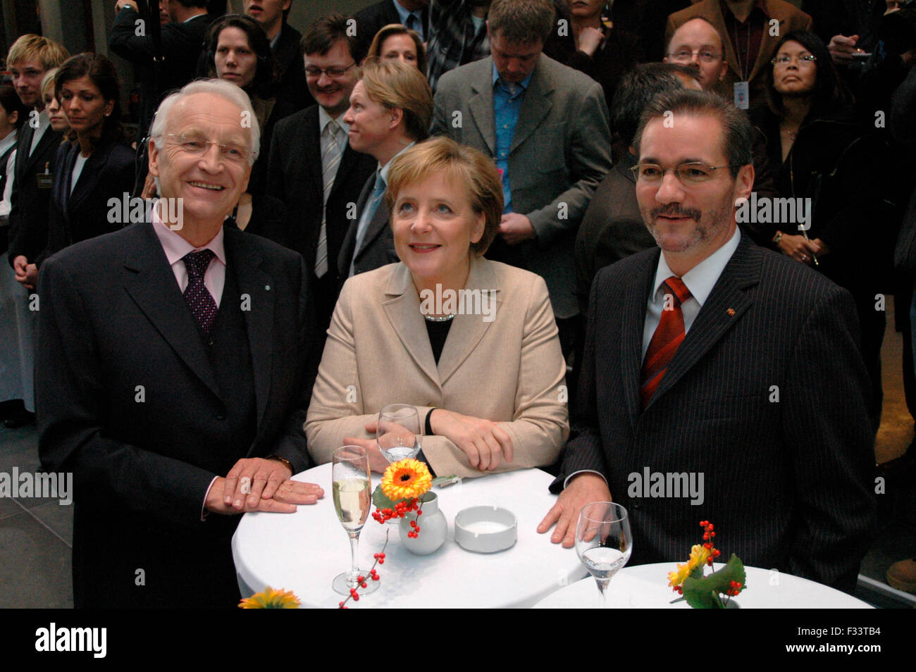 Edmund Stoiber, Angela Merkel, Matthias Platzeck - Unterzeichnung des Koalitionsvertrages fuer eine Grosse Koalition zwischen SP Foto Stock