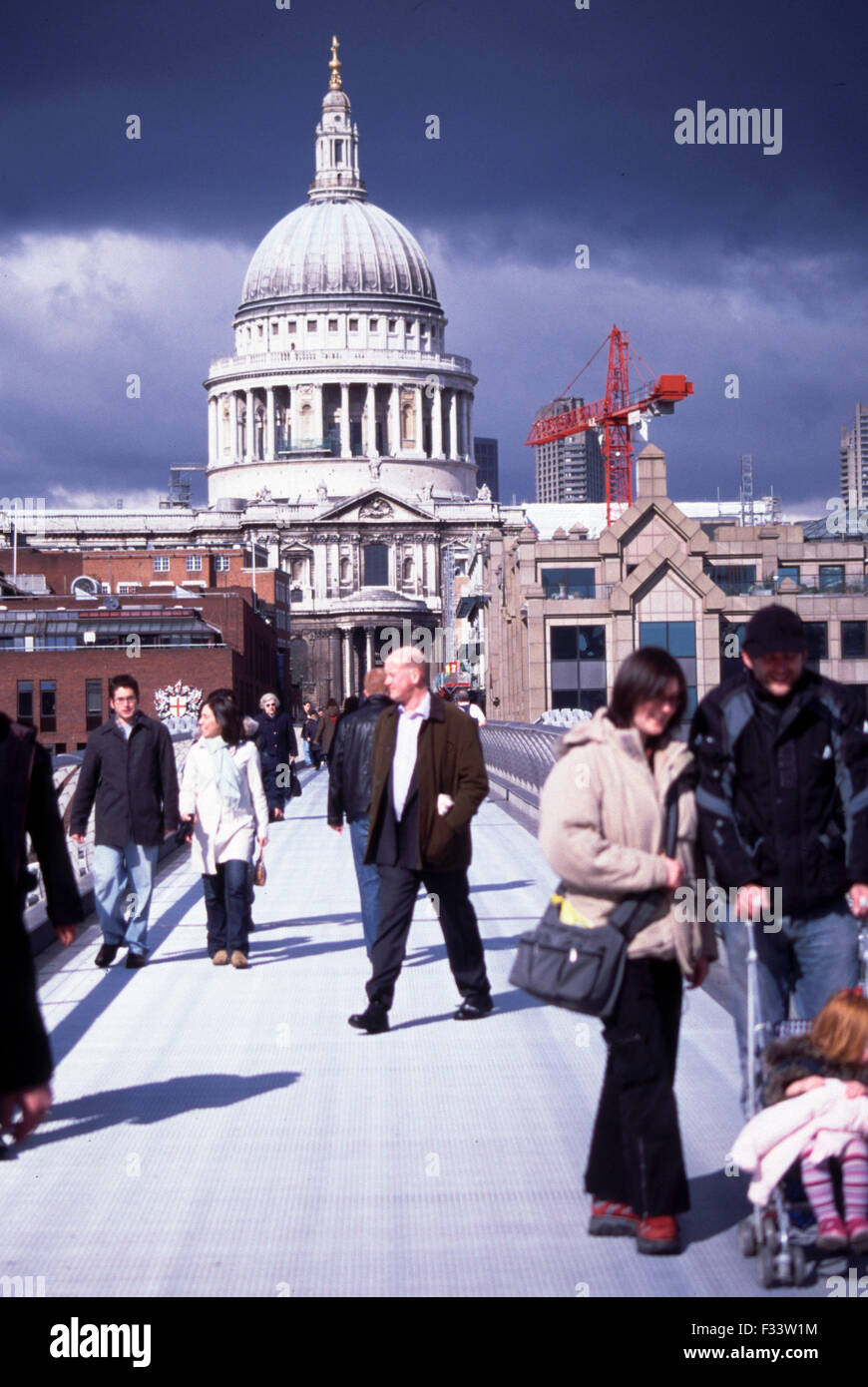 Cattedrale di San Paolo von der Millennium Bridge aus gesehen, Londra. Foto Stock