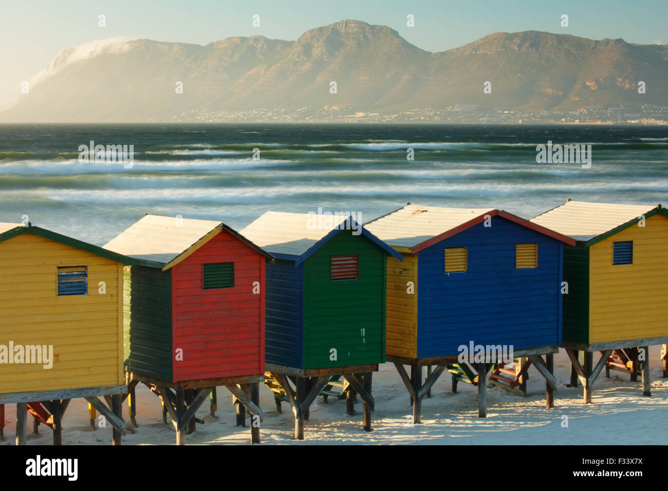 Spiaggia di capanne in Muizenberg, Western Cape, Sud Africa Foto Stock