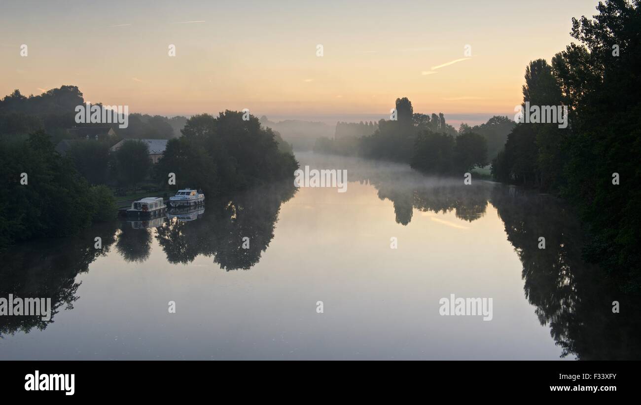 Un alba mattina girato nel fiume Sarthe con riflessioni dell'alba di colori Foto Stock