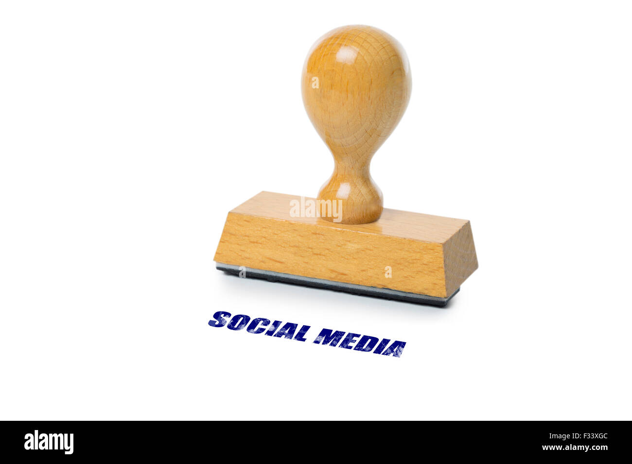 Social Media stampati in inchiostro blu con legno timbro di gomma isolati su sfondo bianco Foto Stock