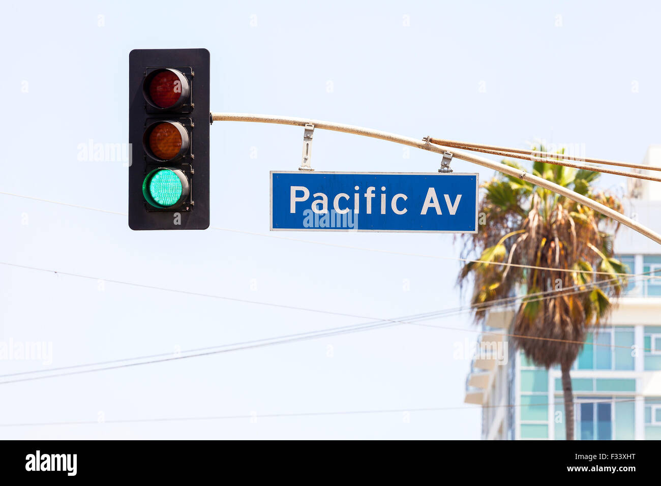 Pacific avenue un cartello stradale e semafori, California, Stati Uniti d'America. Foto Stock