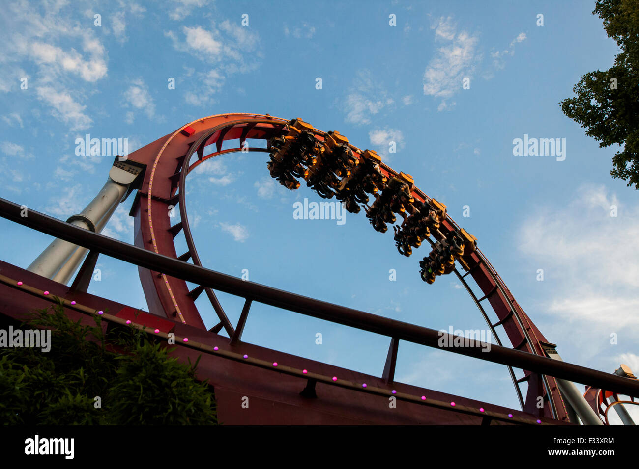 Copenhagen, Danimarca -17 Agosto 2015- il giro sulle montagne russe Demon, Giardini di Tivoli. Foto Stock