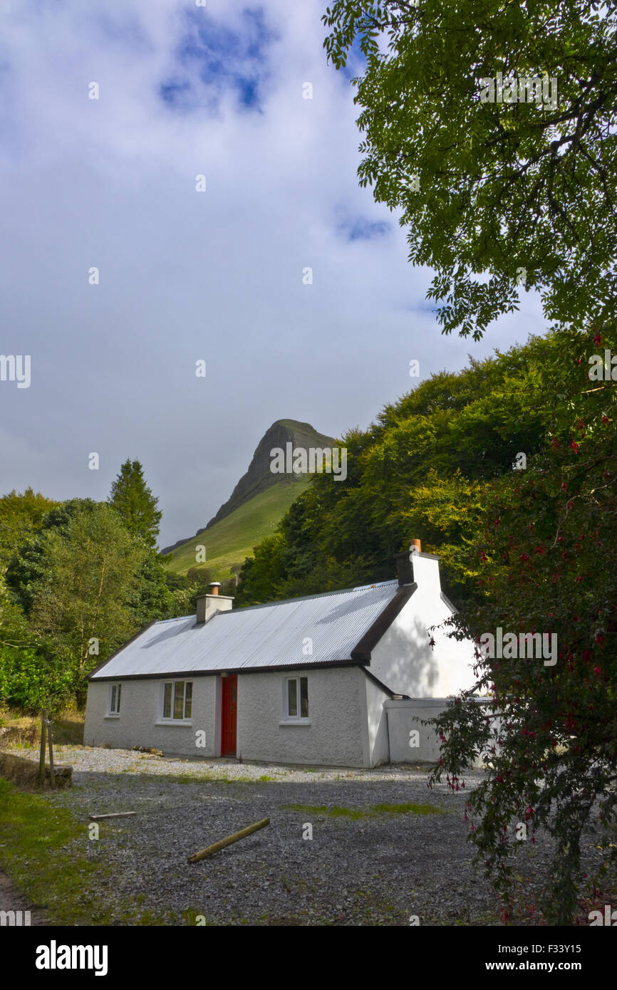 Irish Cottage tradizionale seguito Benbulbin Foto Stock
