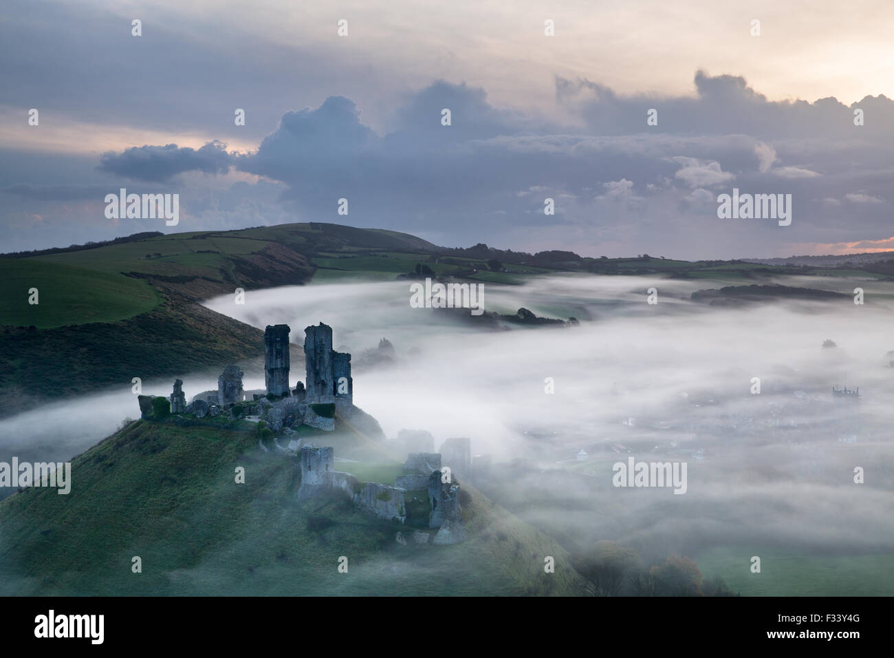 Corfe Castle nella nebbia all'alba, Dorset, Inghilterra Foto Stock