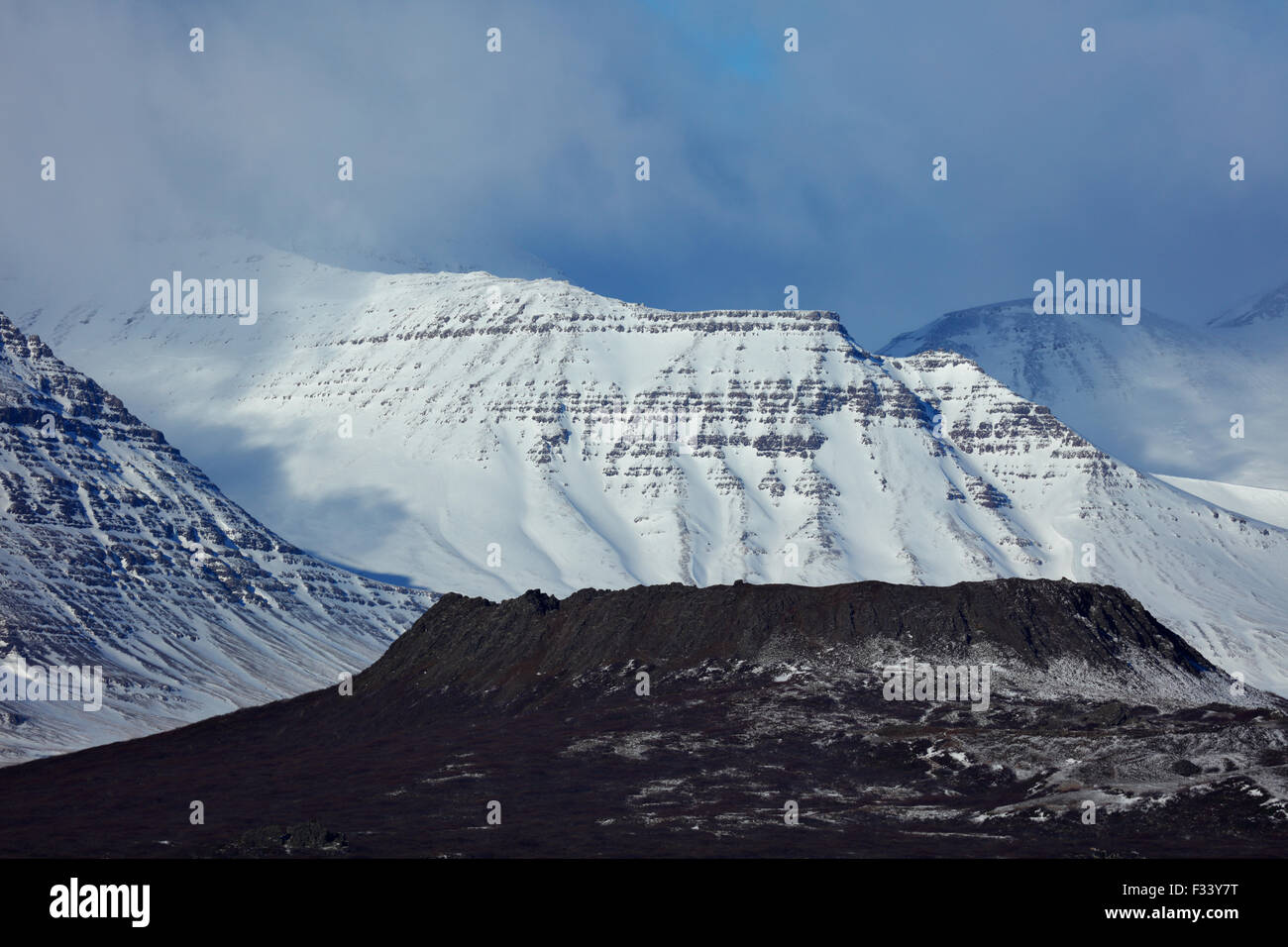 Il Eldborg cratere vulcanico con snowclad Hafursfell oltre, Penisola Snaefellsness, Islanda Foto Stock
