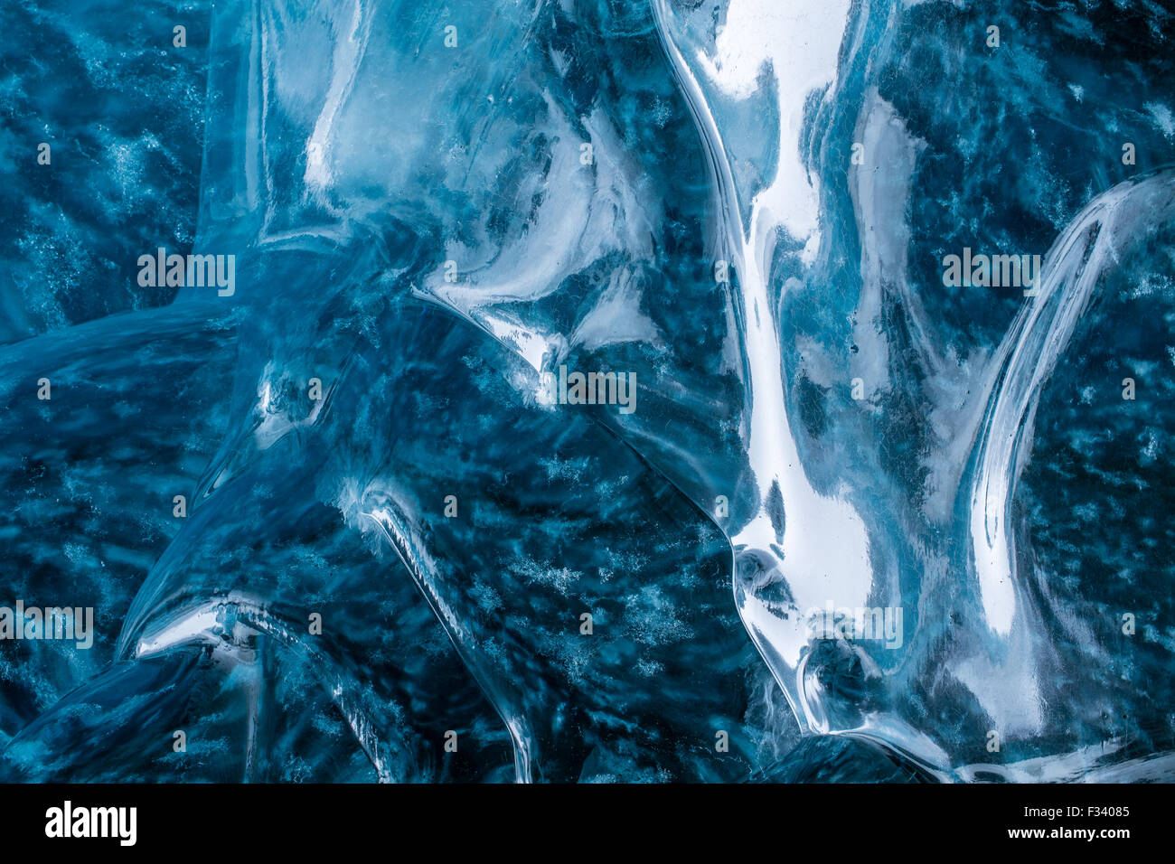 Dettagli del ghiaccio in una caverna di ghiaccio sotto il ghiacciaio Breidamerkurjokull, Islanda Orientale Foto Stock