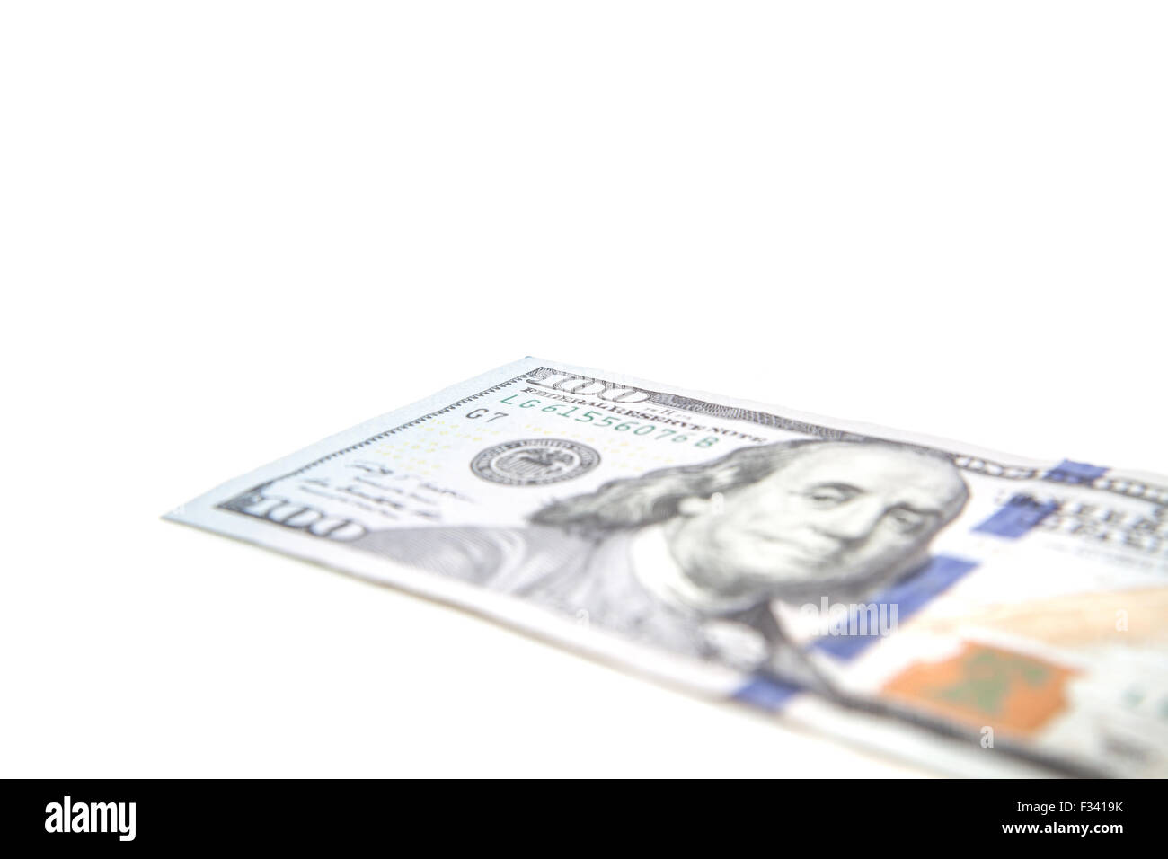Solo centinaia di dollar nota. Tutto su sfondo bianco. Foto Stock