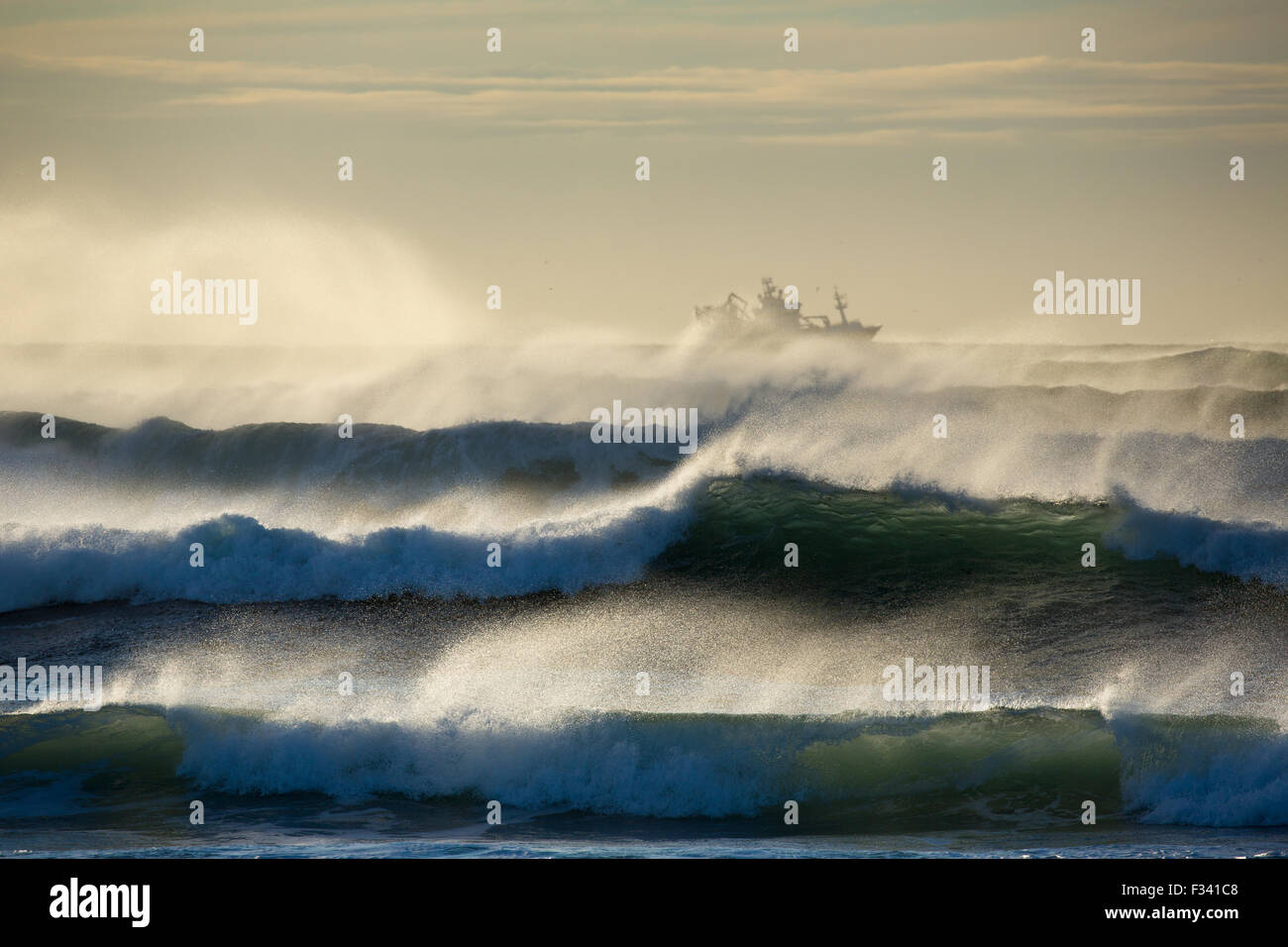 Le onde rompono la penisola di Reykjanes, Islanda Foto Stock