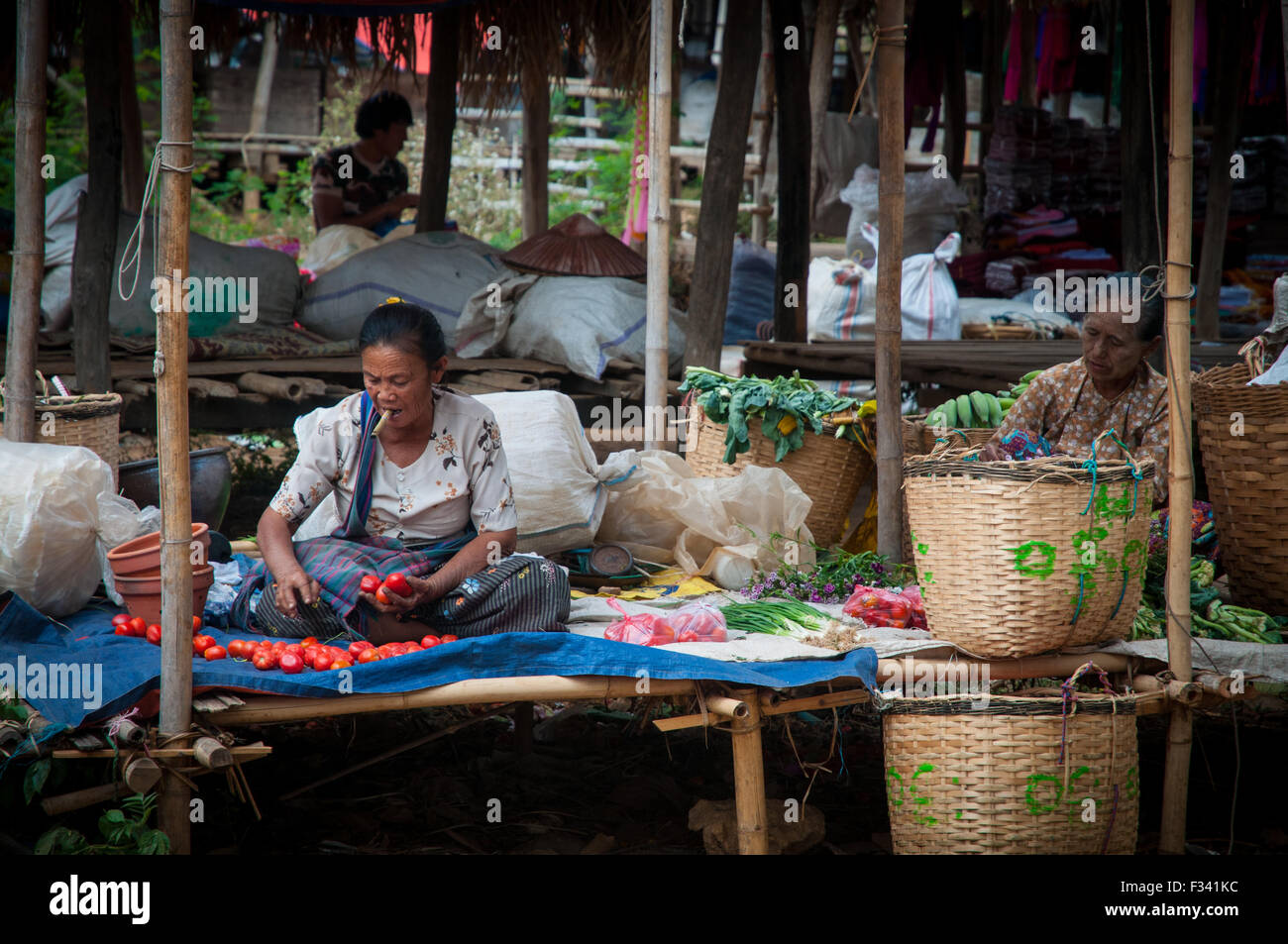 Mercato locale fumatori venditore Thaung Thut Lago Inle MYANMAR Birmania Foto Stock