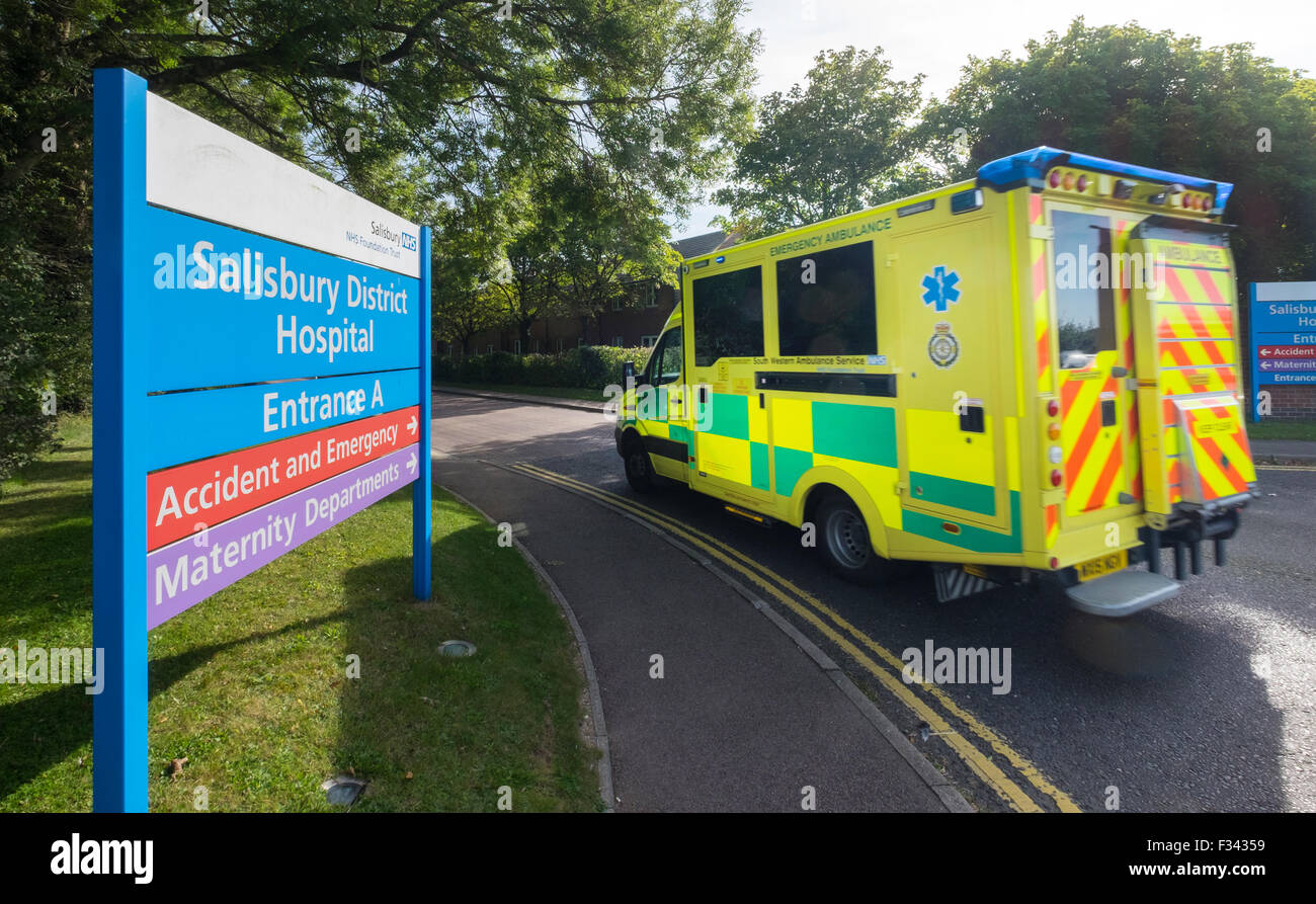A South Western Ambulance arrivando a Salisbury District Hospital, Salisbury, Wiltshire, Regno Unito Foto Stock