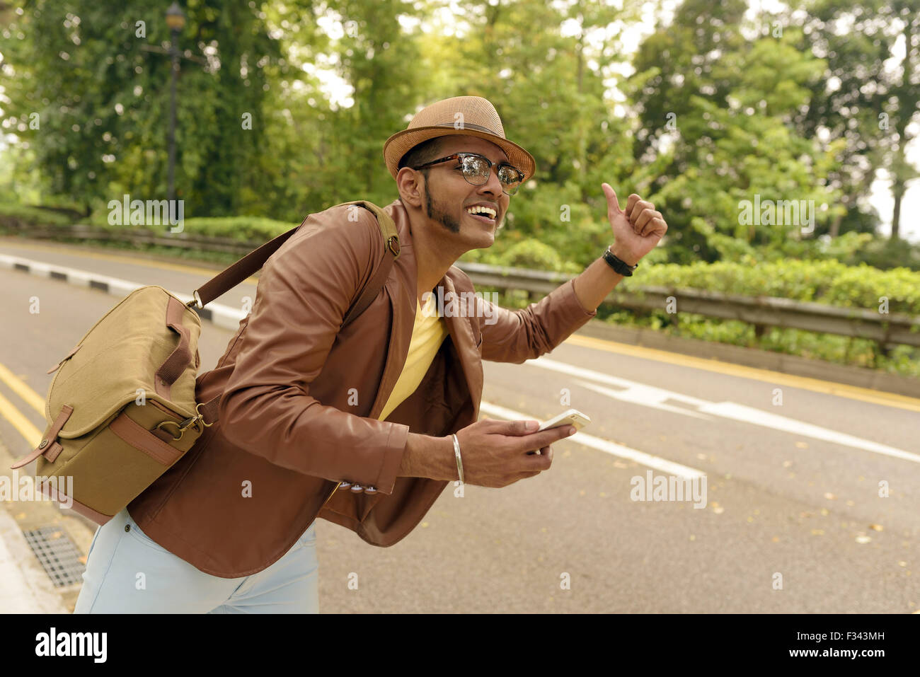 Asian , Man etnie indiane , Smart Phone , abbigliamento casual , all'aperto . Foto Stock