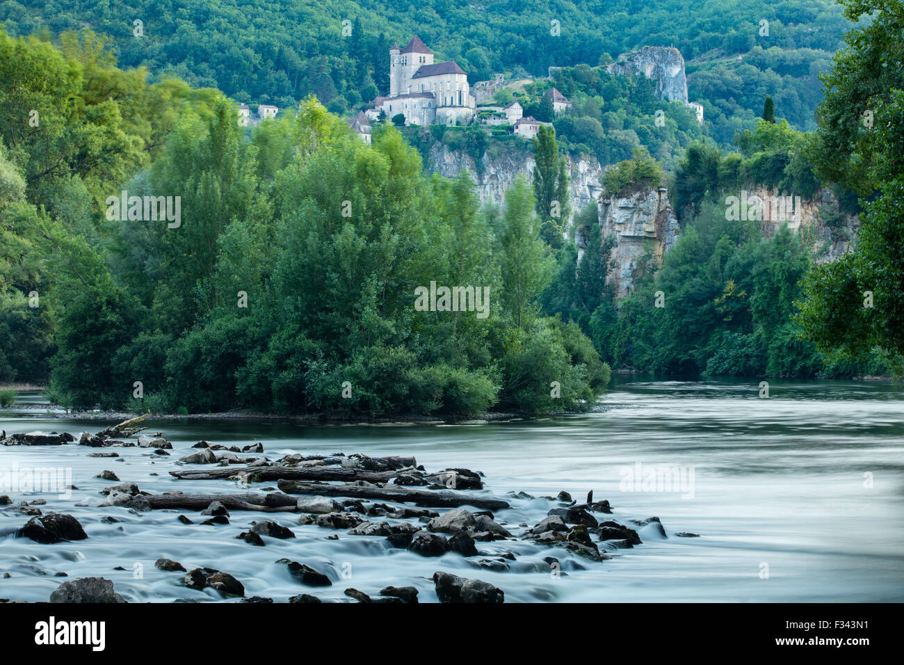 Il fiume Lot presso il St Cirque Lapopie, Quercy, Francia Foto Stock