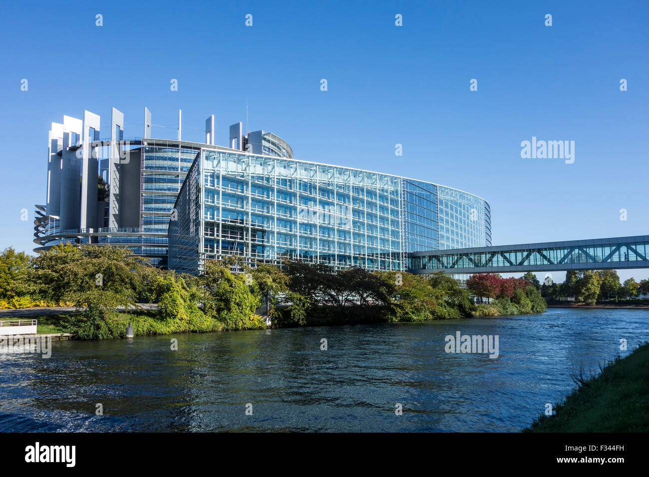 Passaggio sopra il fiume Ill al Parlamento europeo / EP a Strasburgo, Francia Foto Stock