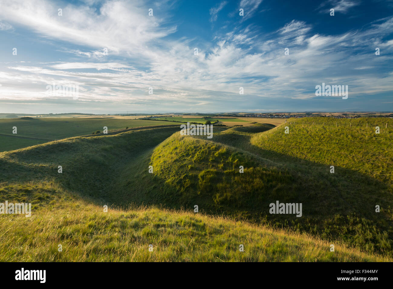 La western bastioni di Maiden Castle, un'età del ferro hill fort vicino a Dorchester Dorset, England, Regno Unito Foto Stock