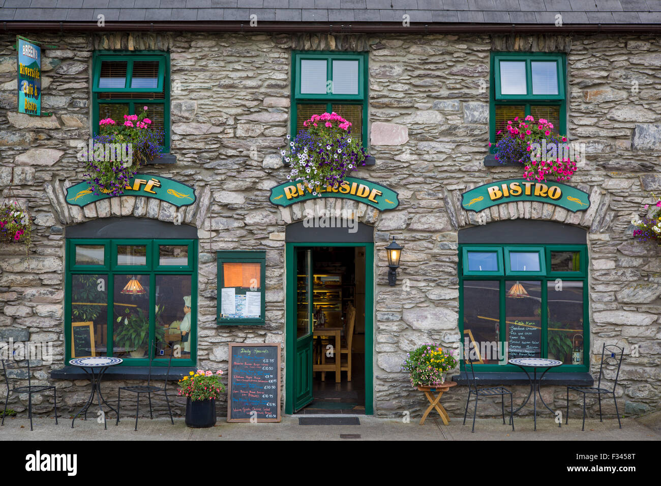 Riverside Cafe esterno in Sneem, lungo l'anello di Kerry, la Contea di Kerry, Repubblica di Irlanda Foto Stock