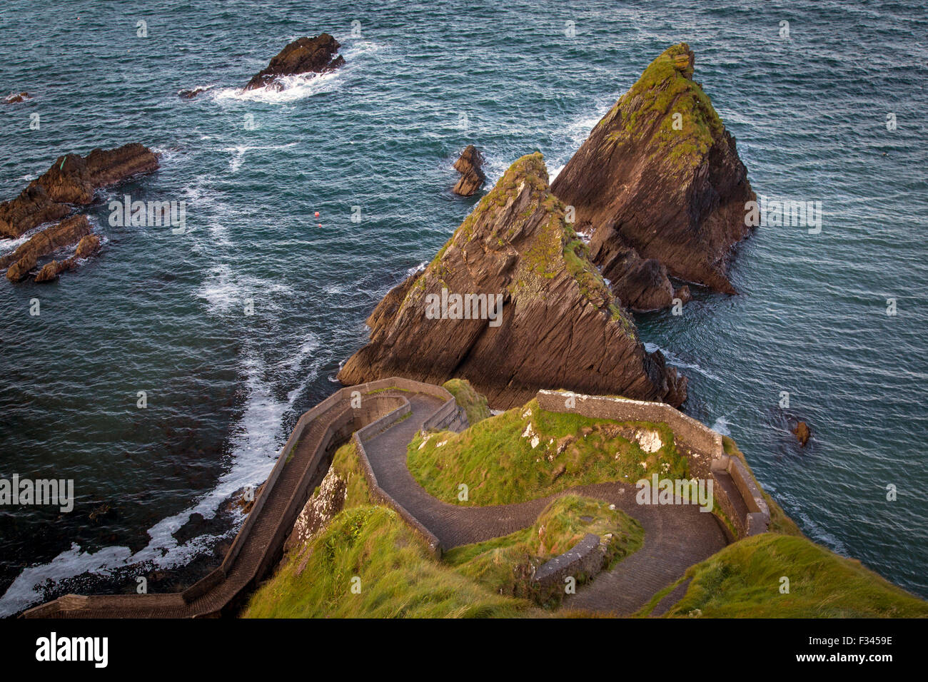 Windy road a Dunquin Harbour, a Dunquin, nella contea di Kerry, Repubblica di Irlanda Foto Stock