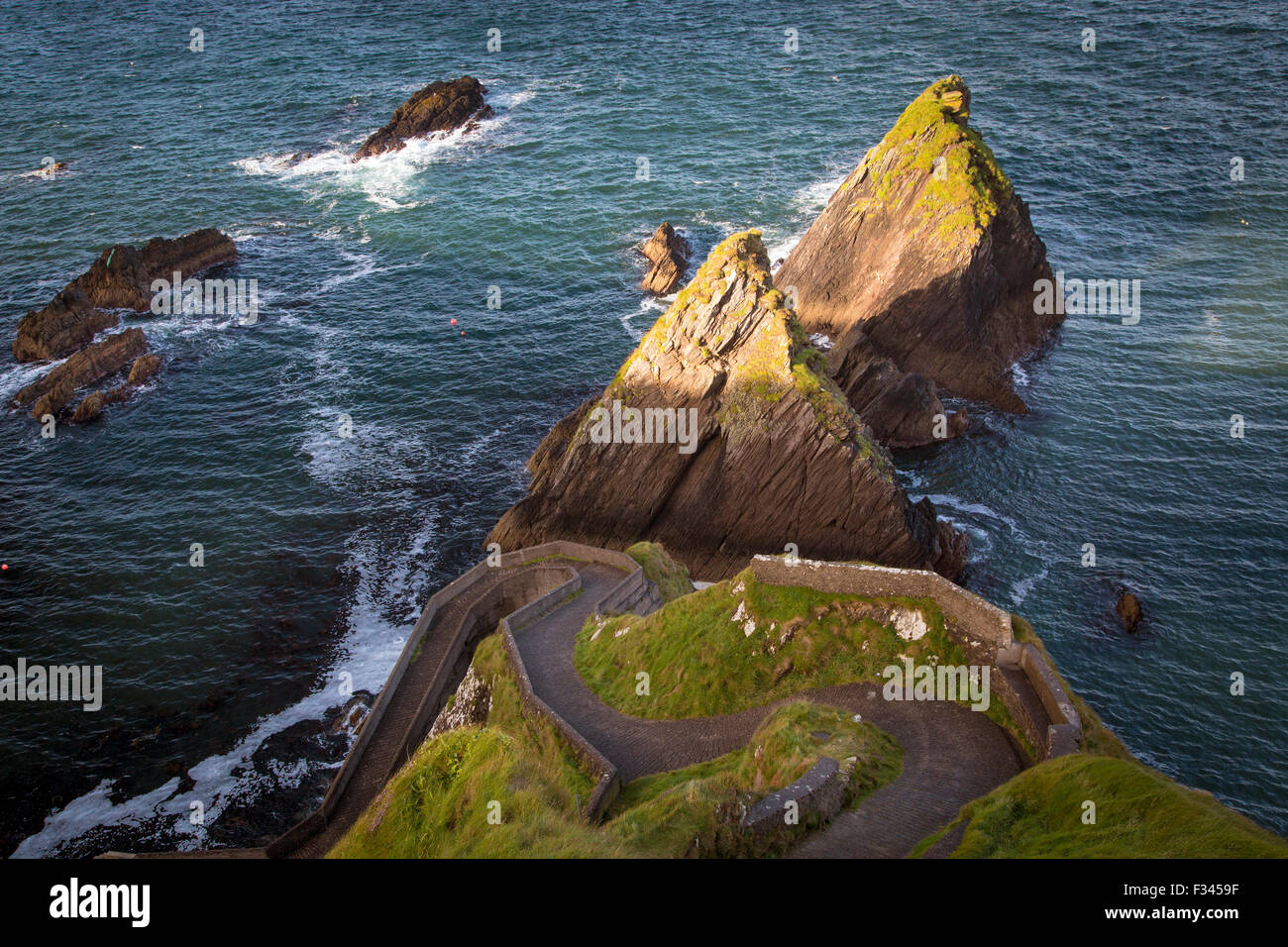Windy road a Dunquin Harbour, a Dunquin, nella contea di Kerry, Repubblica di Irlanda Foto Stock
