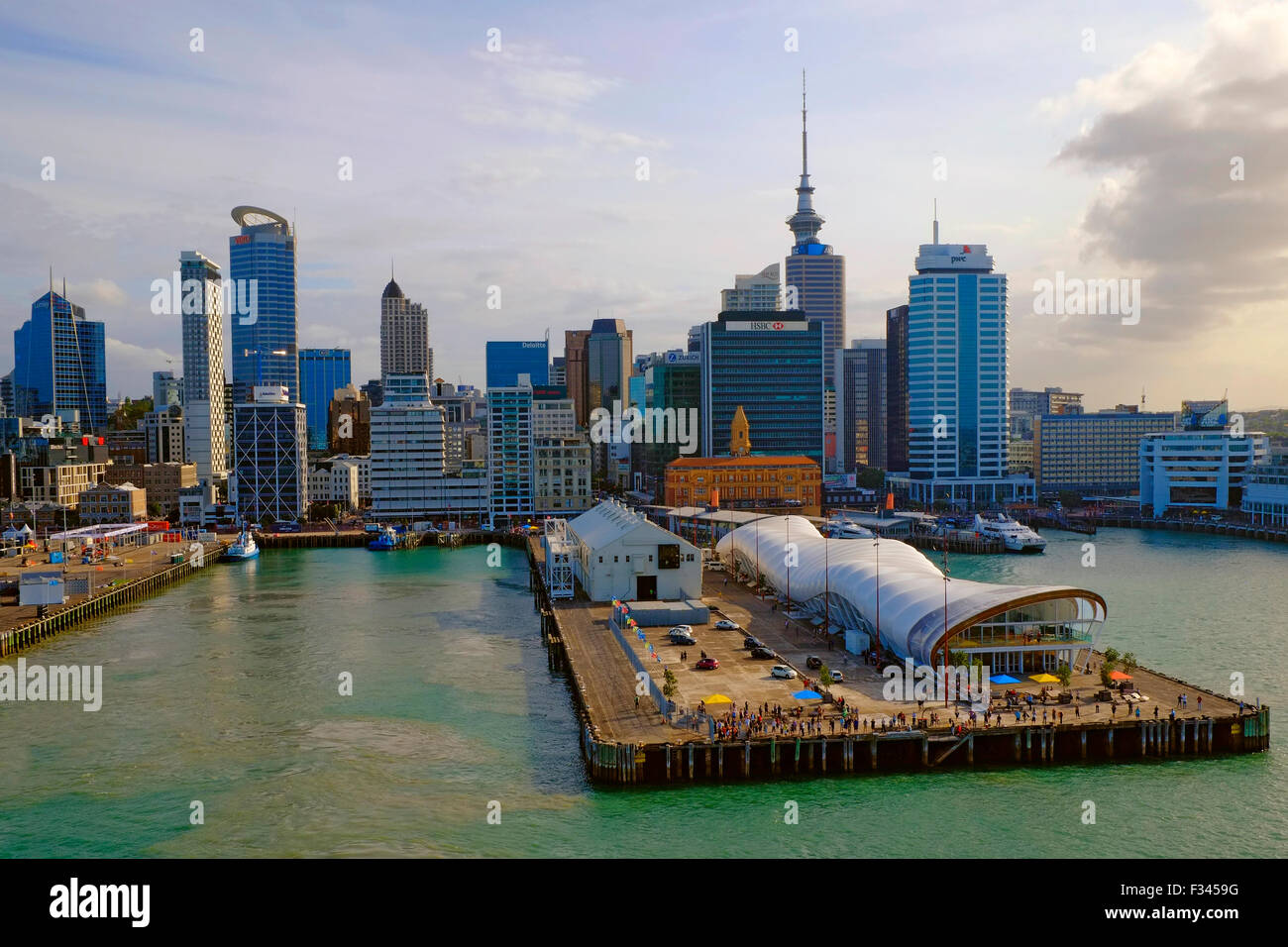 Porto di Auckland e sullo skyline Nuova Zelanda NZ Cloud Foto Stock