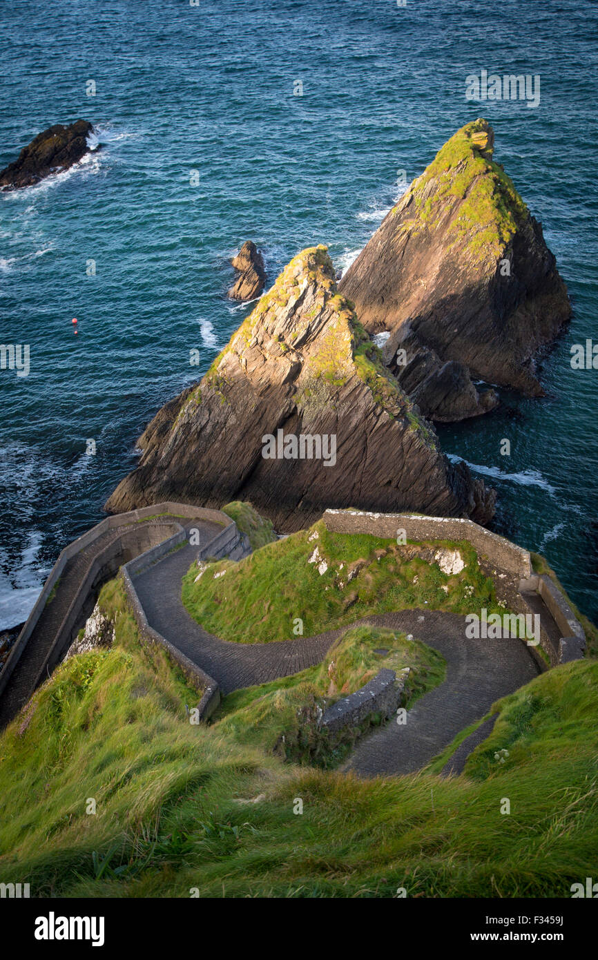 Windy road a Dunquin Harbour, a Dunquin, nella contea di Kerry, Repubblica di Irlanda Foto Stock