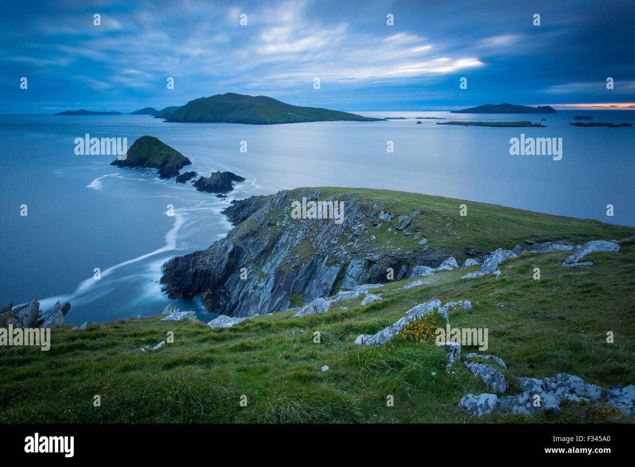 Crepuscolo sopra Dunmore testa con isole Blasket al di là, la penisola di Dingle, nella contea di Kerry, Repubblica di Irlanda Foto Stock