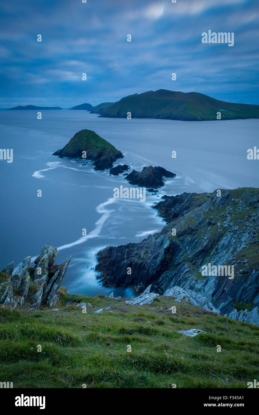 Crepuscolo sopra Dunmore testa con isole Blasket al di là, la penisola di Dingle, nella contea di Kerry, Repubblica di Irlanda Foto Stock