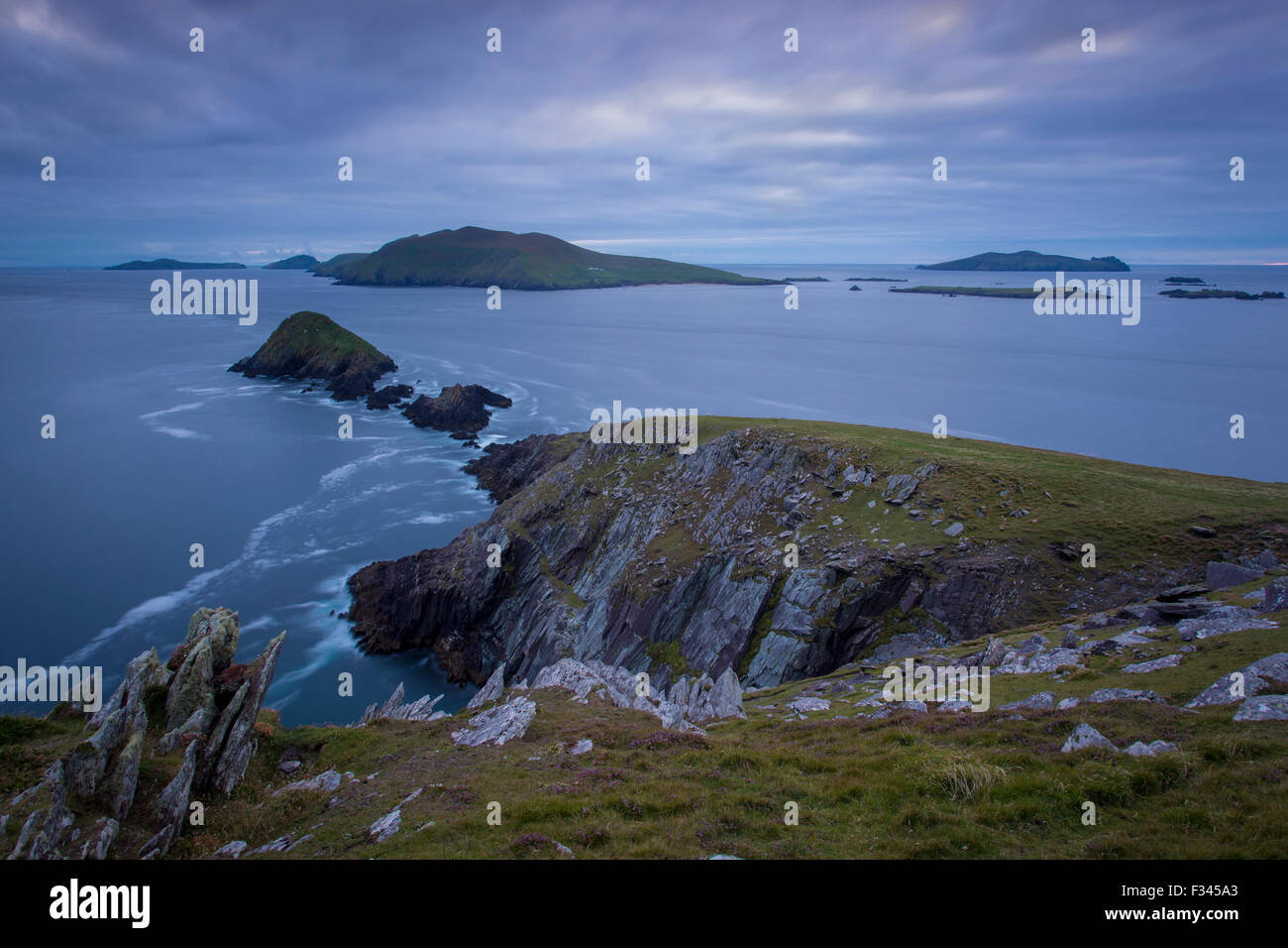 Crepuscolo sopra Dunmore testa con isole Blasket al di là, la penisola di Dingle, nella contea di Kerry, Repubblica di Irlanda Foto Stock
