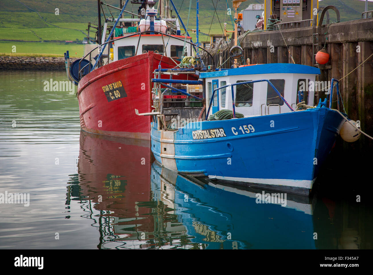 Barche da pesca lungo il molo nel porto di Dingle, Dingle, nella contea di Kerry, Repubblica di Irlanda Foto Stock