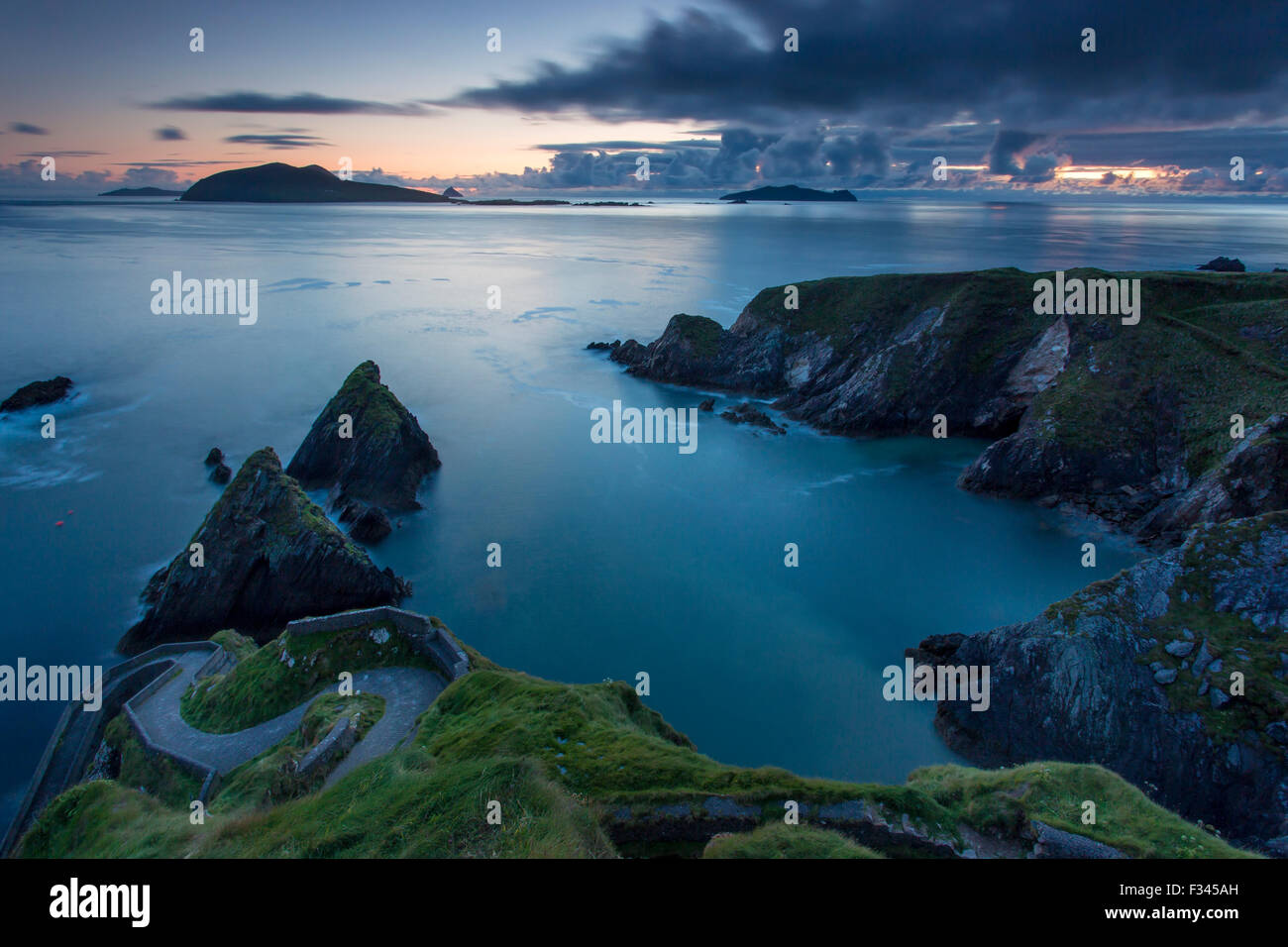Twilight su strada ventosa a Dunquin Harbour, a Dunquin, nella contea di Kerry, Repubblica di Irlanda Foto Stock
