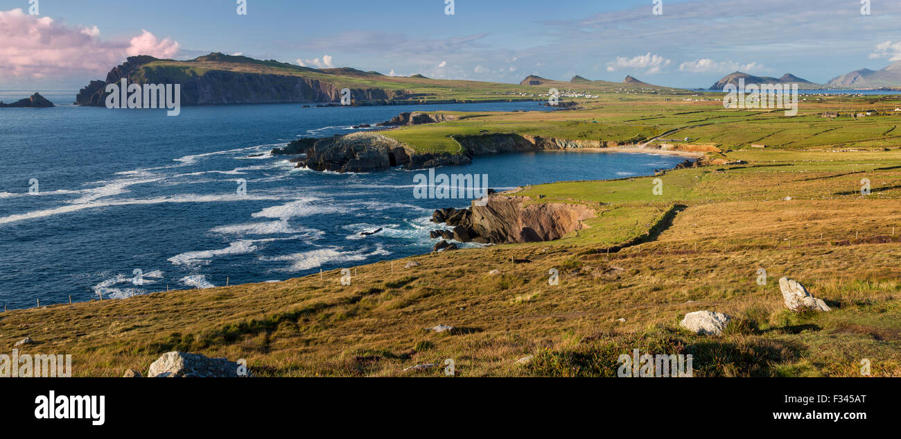 Sera La luce solare sulla baia di Ballyferriter, Sybil punto e i picchi delle Tre Sorelle, penisola di Dingle, nella contea di Kerry, Irlanda Foto Stock