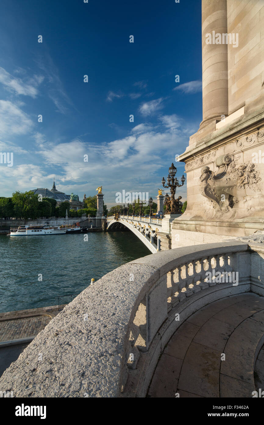 Pont Alexandre III, guardando verso il Grand Palais oltre il Fiume Senna, Parigi, Francia Foto Stock