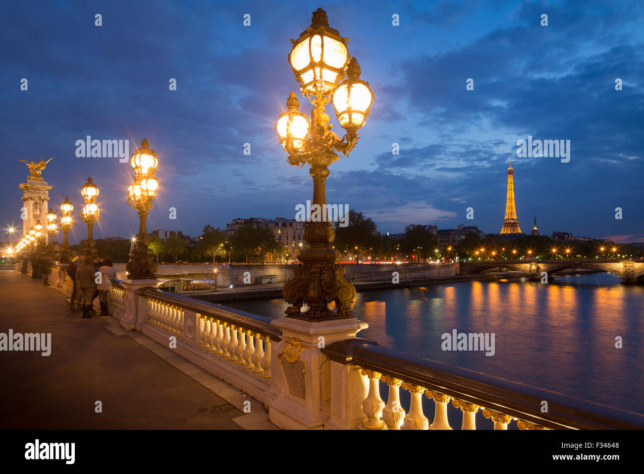 Pont Alexandre III, guardando verso la torre Eiffel sul Fiume Senna al tramonto, Parigi, Francia Foto Stock