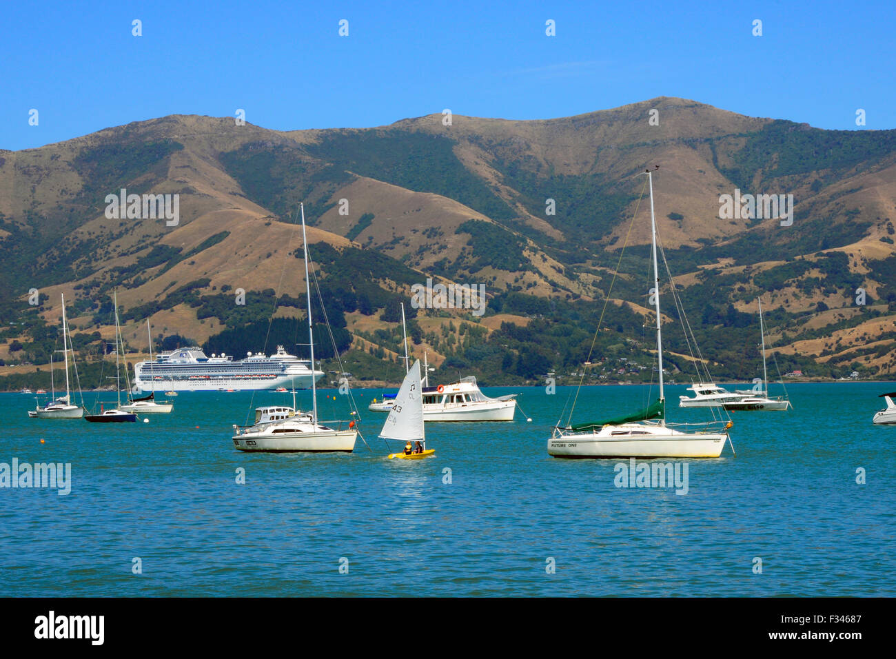 Porto di Akaroa Nuova Zelanda NZ banche penisola a sud dell'isola la regione di Canterbury Foto Stock