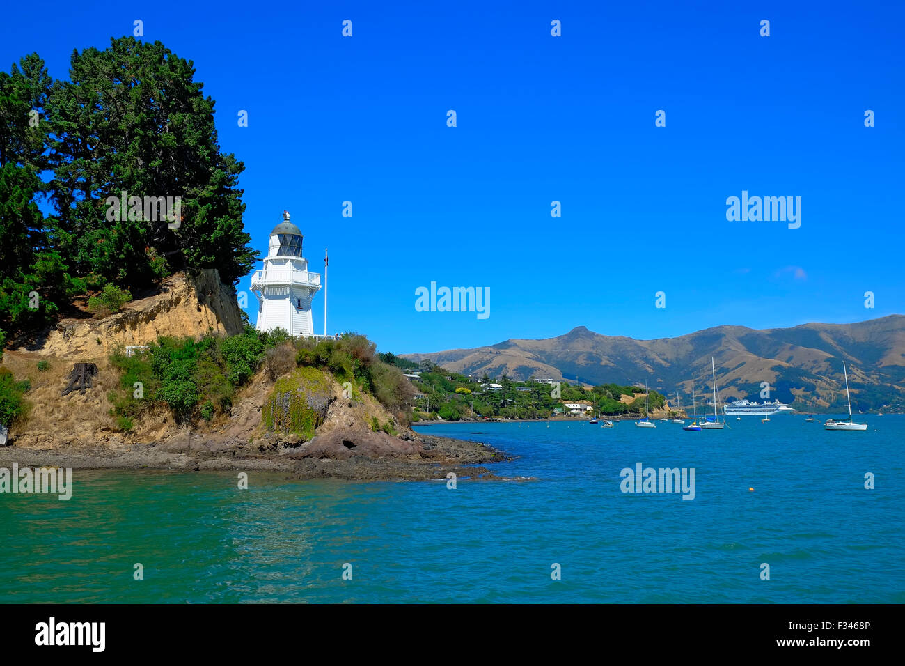 Porto di Akaroa Faro Nuova Zelanda NZ banche penisola a sud dell'isola la regione di Canterbury Foto Stock