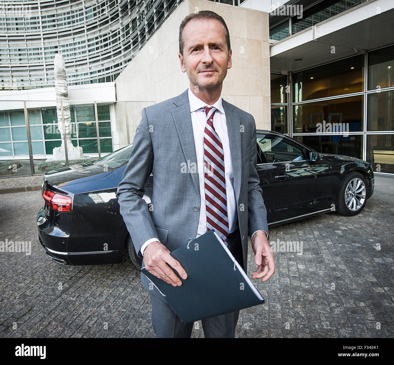 Bruxelles, BXL, Belgio. 29Sep, 2015. Herbert Diess, CEO della Volkswagen Automobili arriva per la riunione presso la sede centrale della Commissione europea di Bruxelles in Belgio su 29.09.2015 Elzbieta Bienkowska, il commissario UE per il mercato interno, industria, lo spirito imprenditoriale e le PMI e lo spazio chiamata Volkswagen per spiegare per la Commissione europea il problema del recente scandalo da Wiktor Dabkowski Credito: Wiktor Dabkowski/ZUMA filo/Alamy Live News Foto Stock