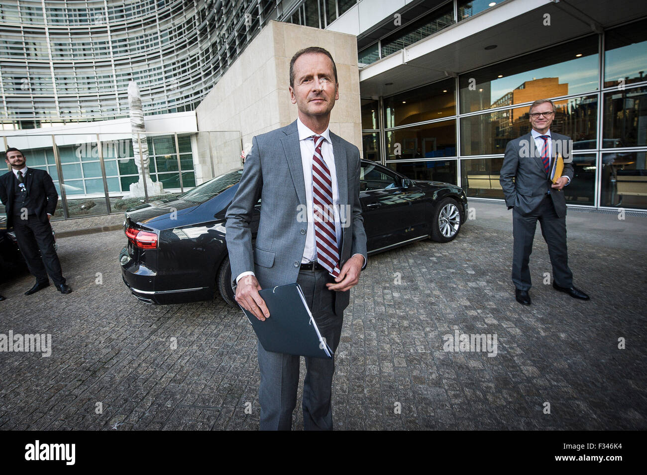 Bruxelles, BXL, Belgio. 29Sep, 2015. Herbert Diess, CEO della Volkswagen Automobili arriva per la riunione presso la sede centrale della Commissione europea di Bruxelles in Belgio su 29.09.2015 Elzbieta Bienkowska, il commissario UE per il mercato interno, industria, lo spirito imprenditoriale e le PMI e lo spazio chiamata Volkswagen per spiegare per la Commissione europea il problema del recente scandalo da Wiktor Dabkowski Credito: Wiktor Dabkowski/ZUMA filo/Alamy Live News Foto Stock