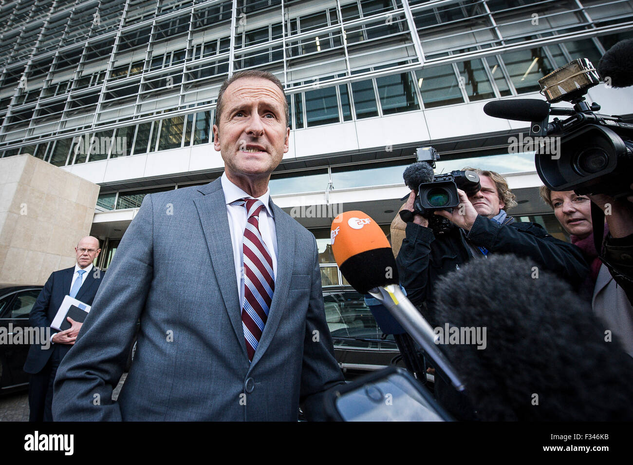 Bruxelles, BXL, Belgio. 29Sep, 2015. Herbert Diess, CEO della Volkswagen Automobili arriva per la riunione presso la sede centrale della Commissione europea di Bruxelles in Belgio su 29.09.2015 Elzbieta Bienkowska, il commissario UE per il mercato interno, industria, lo spirito imprenditoriale e le PMI e lo spazio chiamata Volkswagen per spiegare per la Commissione europea il problema del recente scandalo da Wiktor Dabkowski Credito: Wiktor Dabkowski/ZUMA filo/Alamy Live News Foto Stock