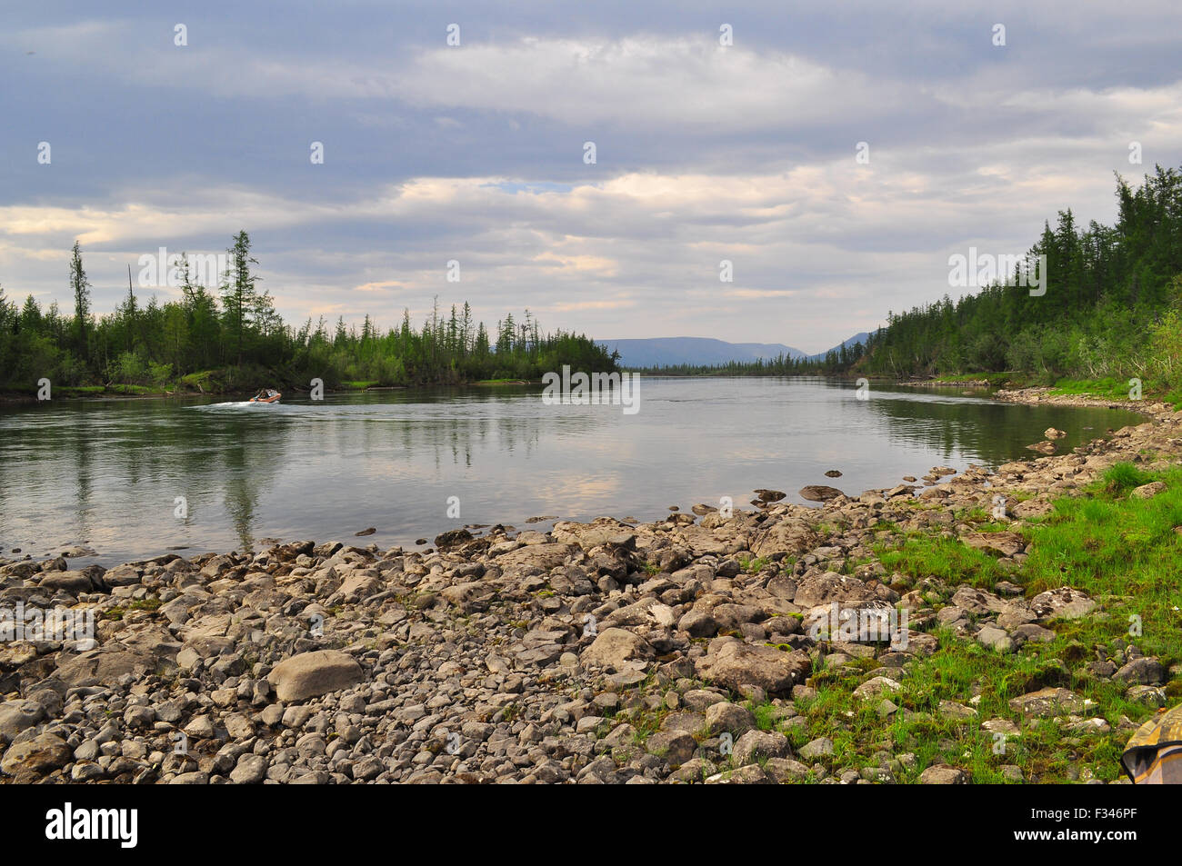 Fiume Muksun, l'altopiano Putorana. Estate acqua paesaggio in Taimyr, Siberia, Russia. Foto Stock