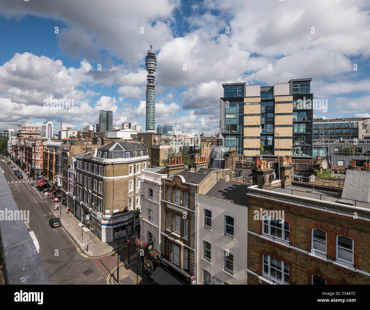 BT Tower grande a Titchfield Street e tetti London W1 REGNO UNITO Foto Stock
