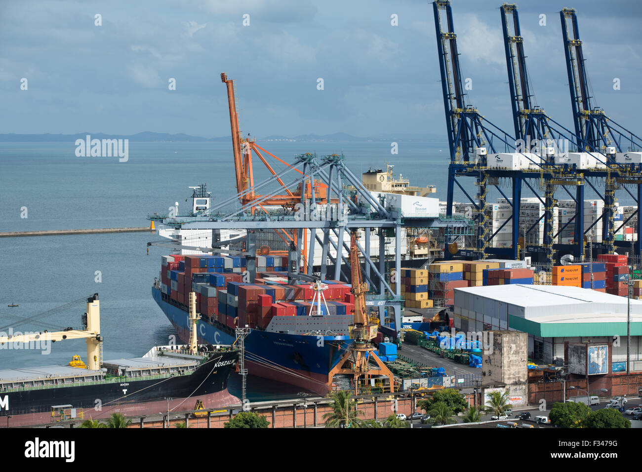 Nave container, il dock, Salvador, Brasile Foto Stock